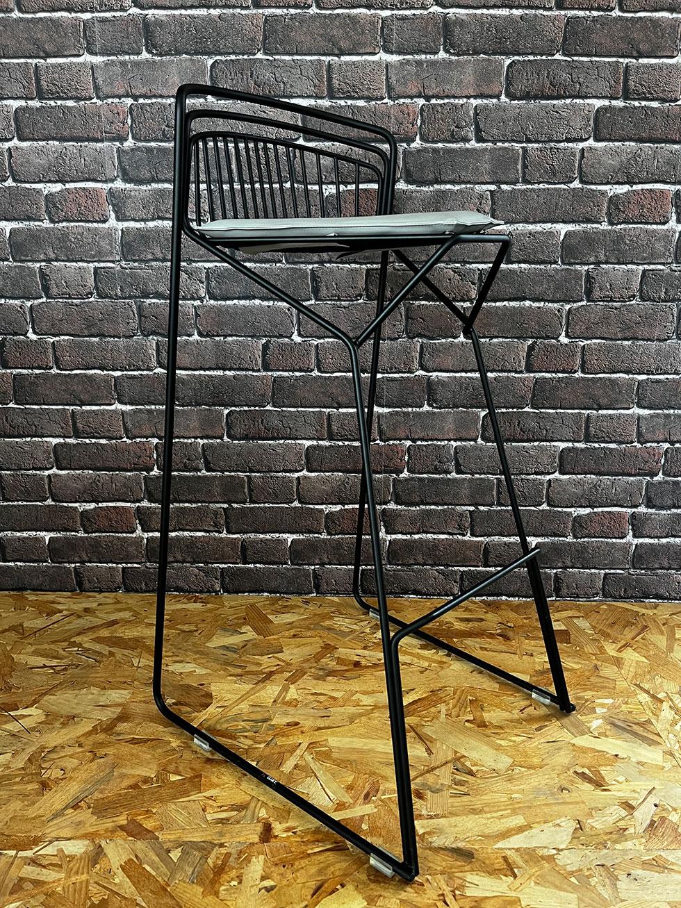 Tabouret RIBELLE en fil d’acier NOIR avec placet d’assise GRIS