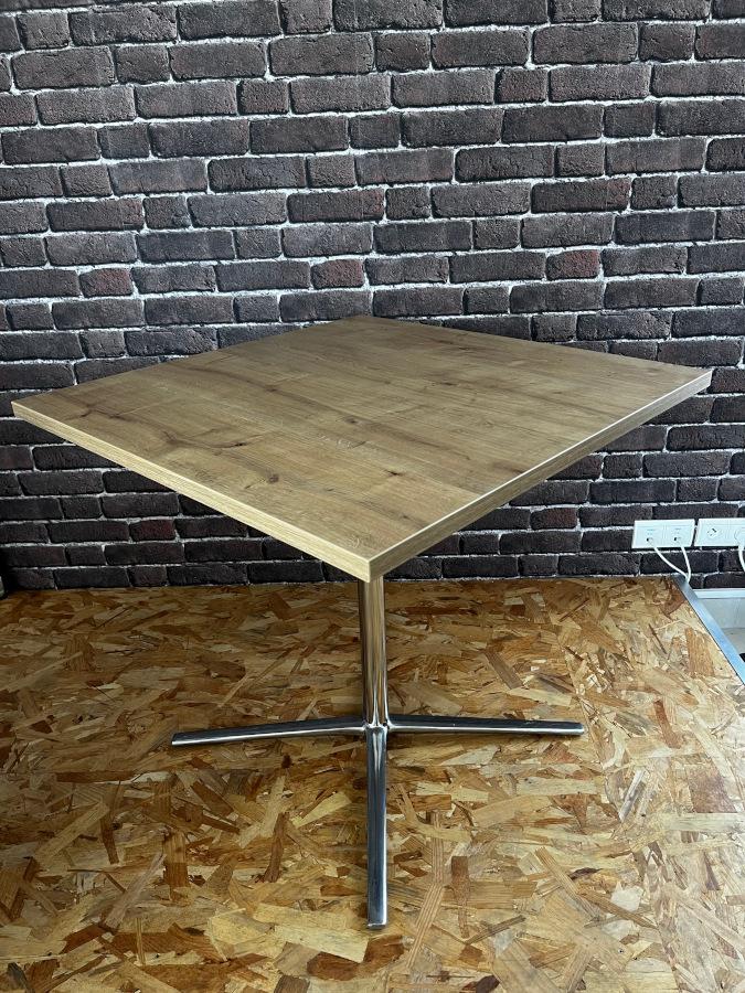 Table carré L80 x P80 x H73.5 cm sur pied croix ALU POLI, plateau stratifié CHENE AUTHENTIQUE